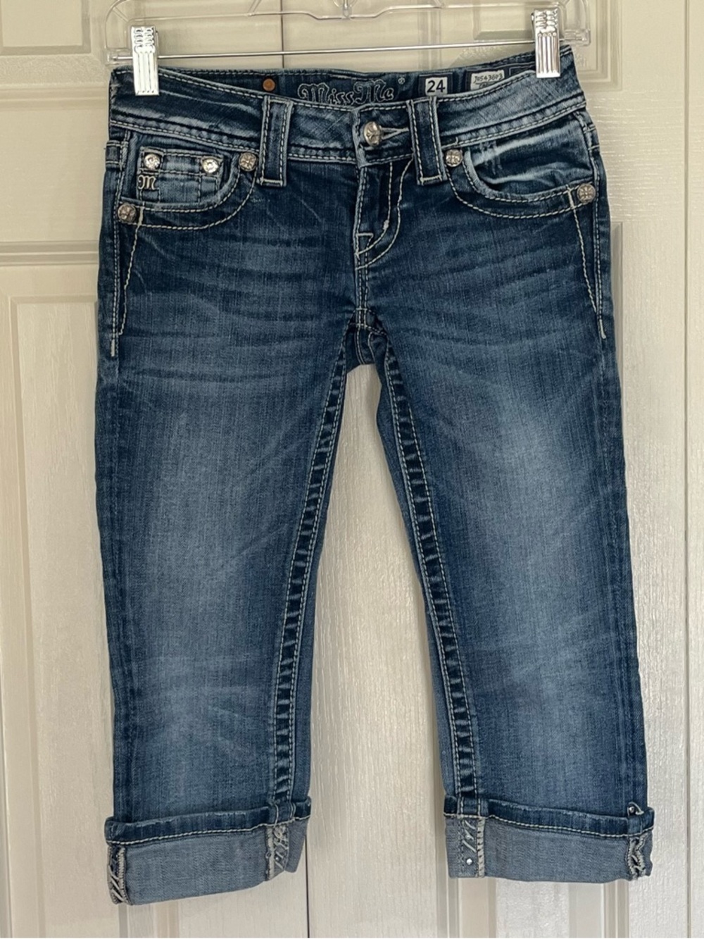 MK65 EMBROIDERED WING CROPPED
RHINESTONE EMBELLISHED
CAPRI JEANS SZ 24